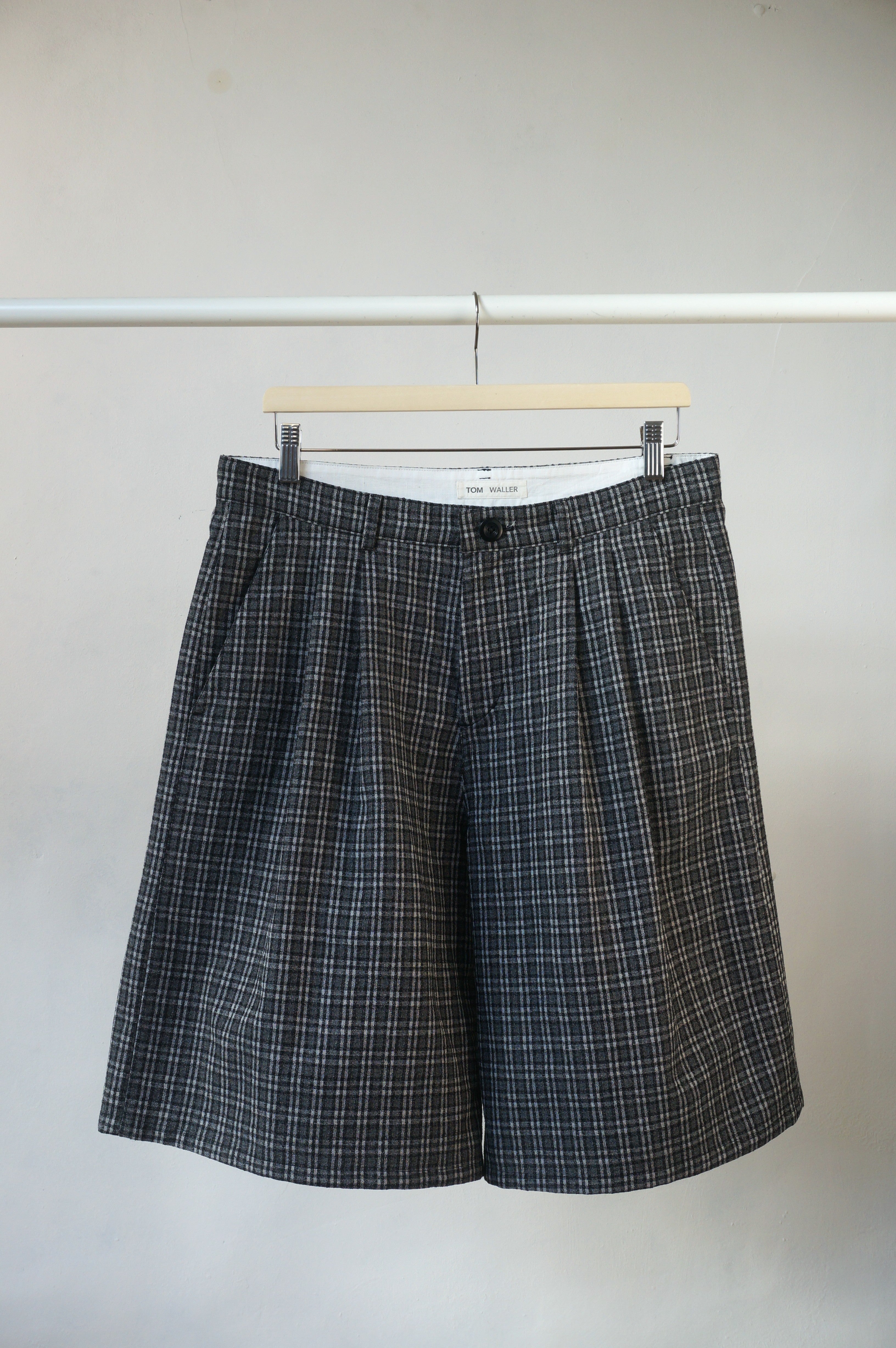 Wide double pleated shorts check
